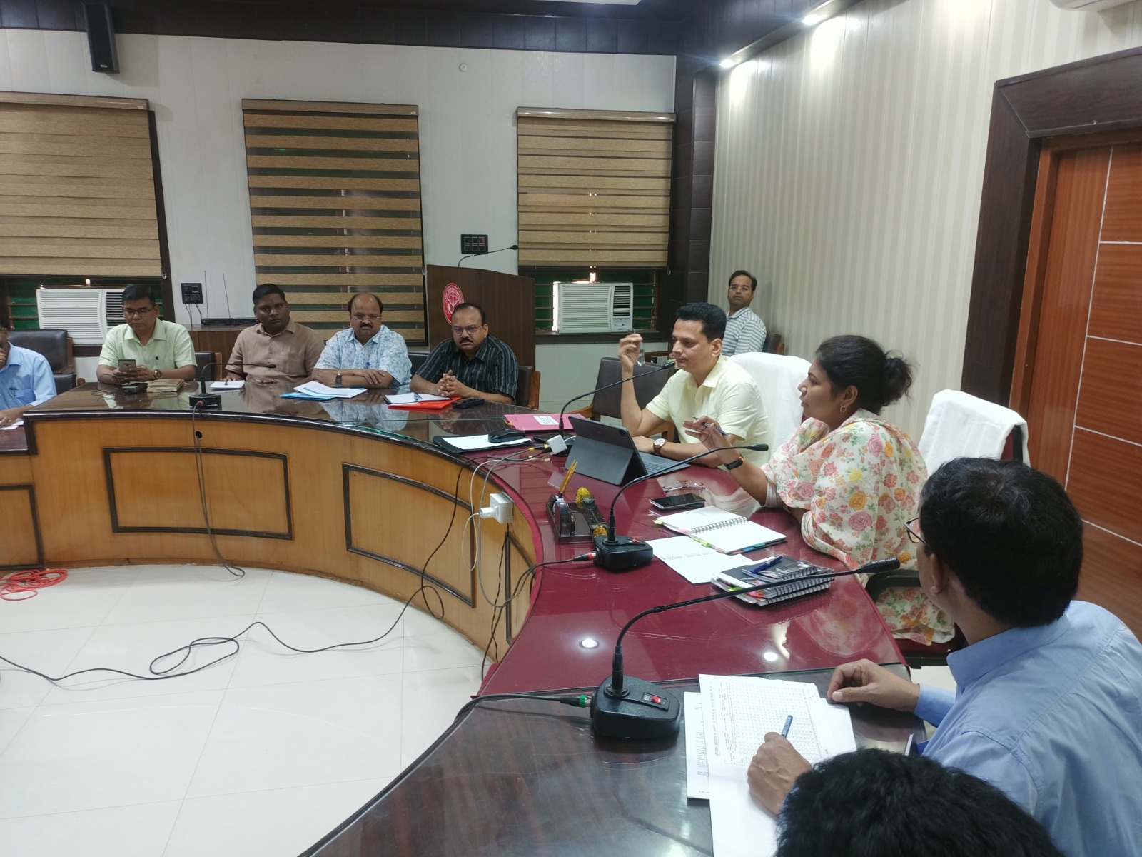 एमडीएम में सहयोग न करने वाले ग्राम प्रधानों की सूची बनाएं: डीएम